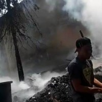 Penampakan saat ruang kelas SMAN 1 Luragung terbakar.